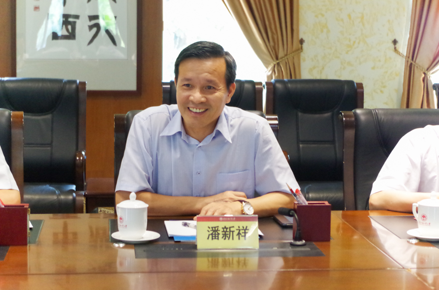 潘新祥讲话曹俊明,潘新祥一行参观了广东国际战略研究院,教师发展中心