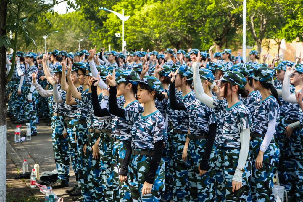 同学们正在学习手语操.jpg