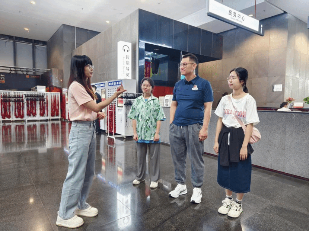 何敏颐担任手语志愿者.png