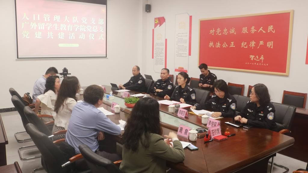 01座谈会现场.JPG 01座谈会现场.JPG