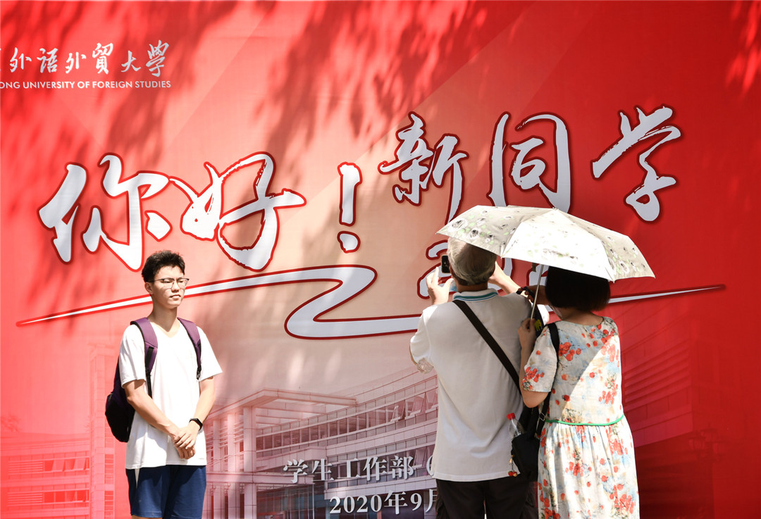 新生在迎新板前拍照纪念.jpg