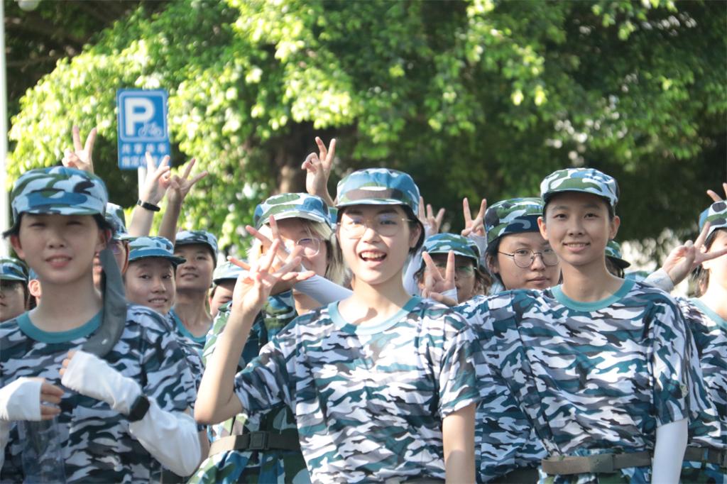 同学们训练中的欢笑.jpg