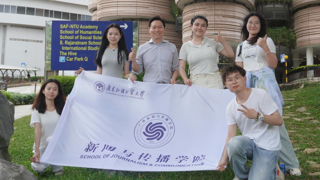 调研师生团队在南洋理工大学合影.jpg 调研师生团队在南洋理工大学合影.jpg