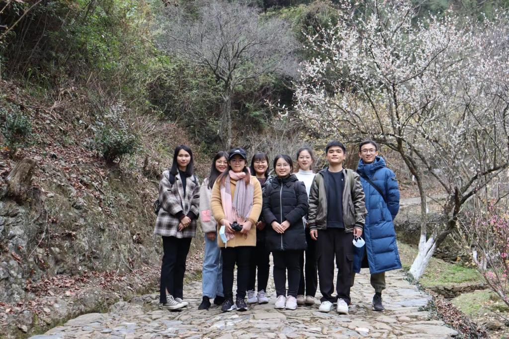 许跃浩(右二)在韶关参加研支团学生骨干培训活动.jpg