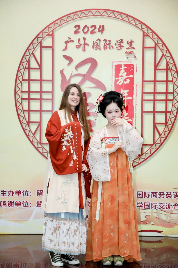 03 观众试穿汉服.jpg 03 观众试穿汉服.jpg