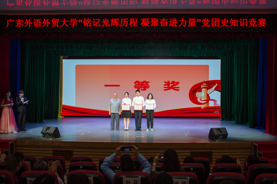 一等奖合影.jpg