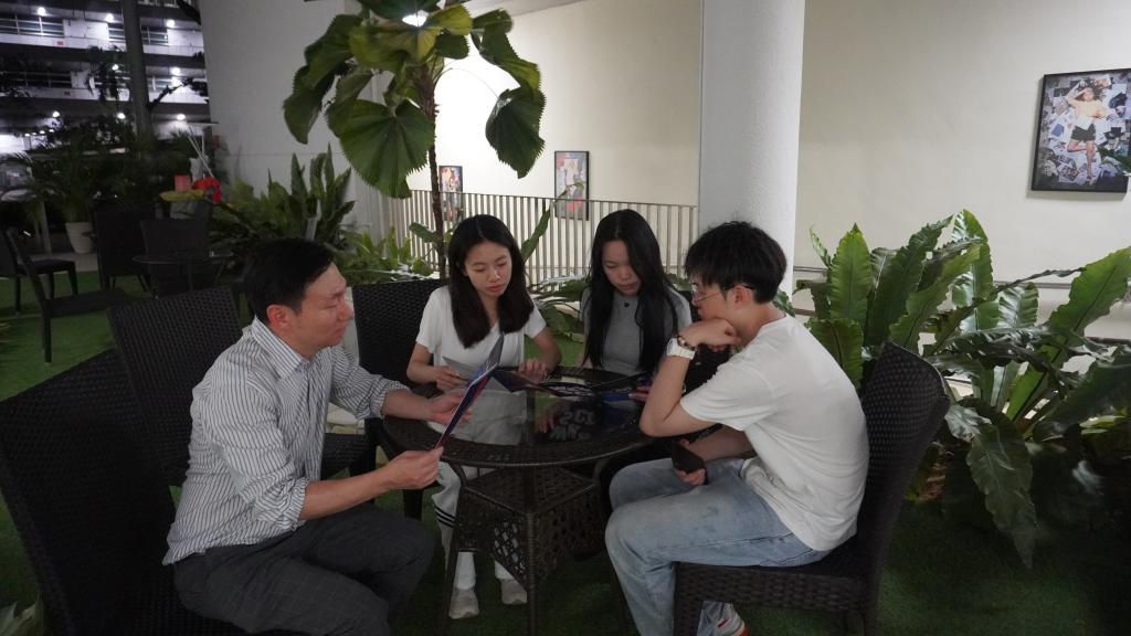 师生团队就调研内容在校园一角进行及时反馈讨论.jpg 师生团队就调研内容在校园一角进行及时反馈讨论.jpg