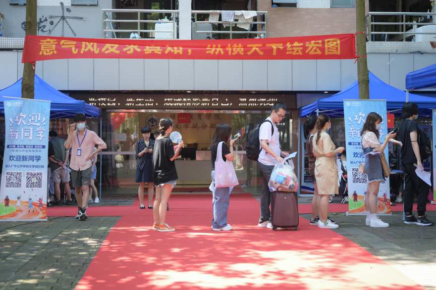 新生排队.jpg