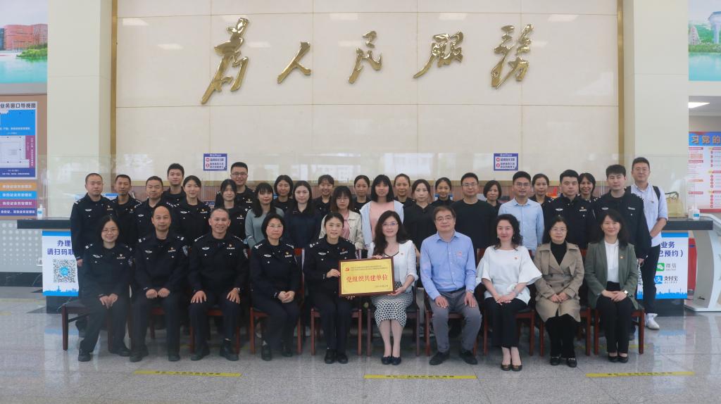 06合影留念.JPG 06合影留念.JPG