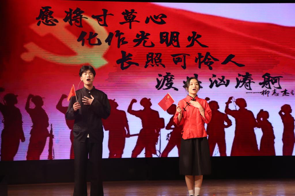 追梦人队《颂高粱红,忆革命情》.JPG 追梦人队《颂高粱红,忆革命情》.JPG