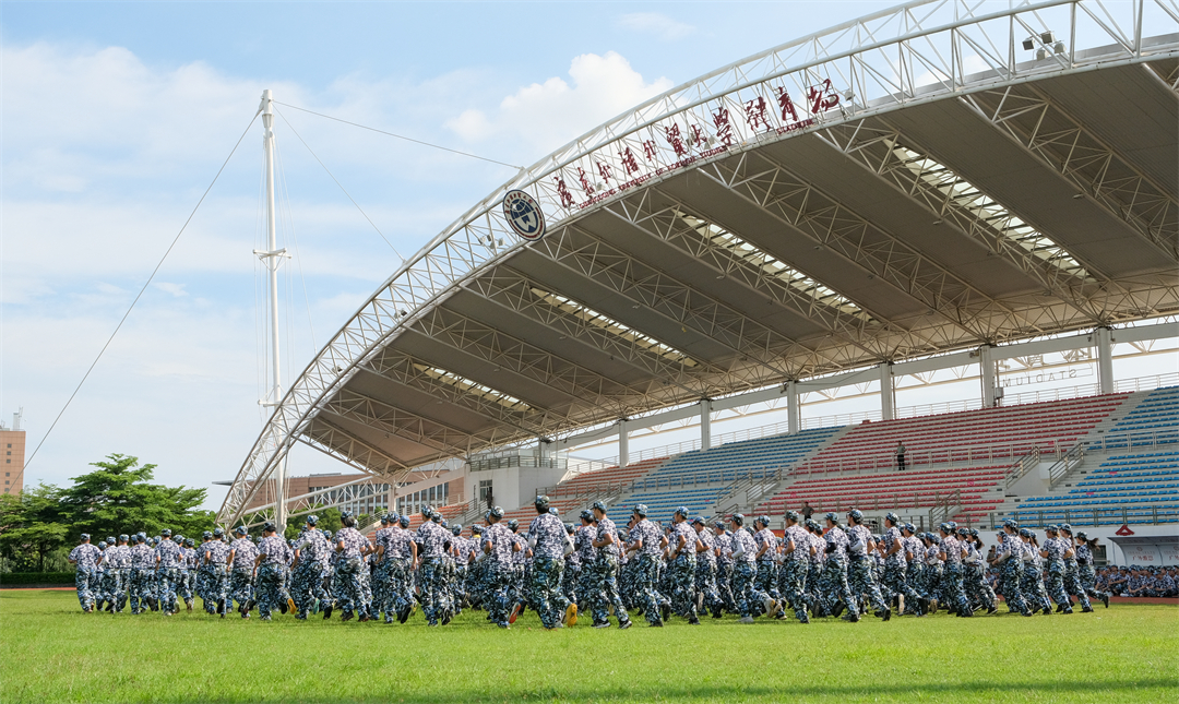 同学们正在操场训练.jpg