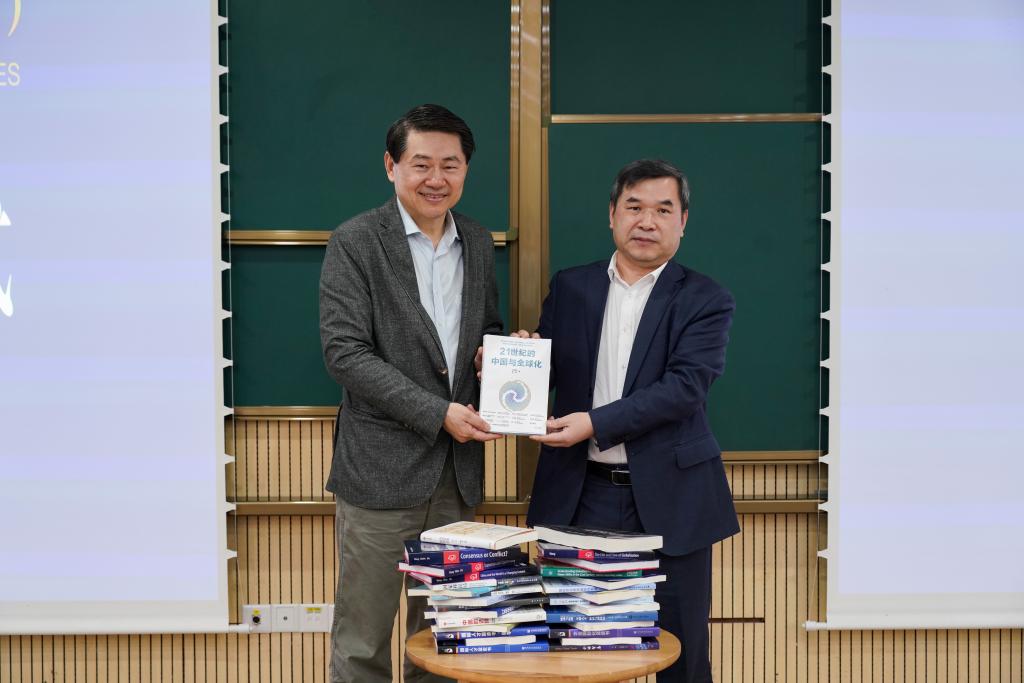 王辉耀捐赠图书3.jpg