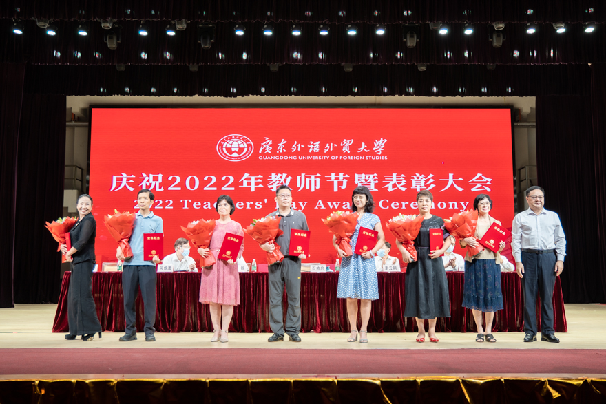 校领导为退休人员代表颁发荣誉证书.jpg 校领导为退休人员代表颁发荣誉证书.jpg