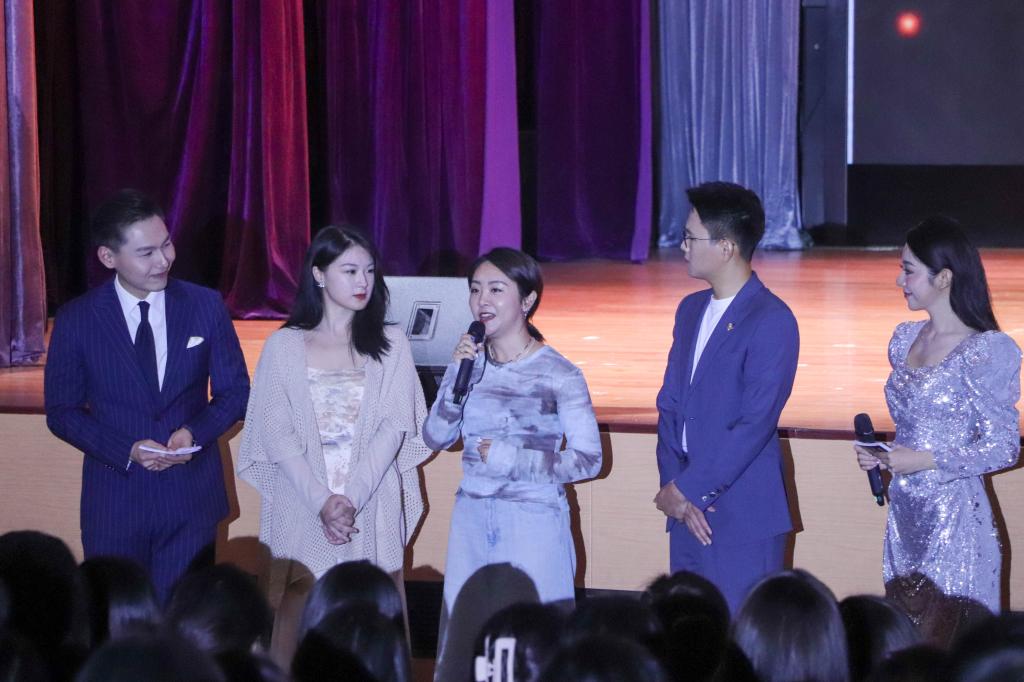 图片5:汇演现场采访优秀毕业生.jpg 图片5:汇演现场采访优秀毕业生.jpg