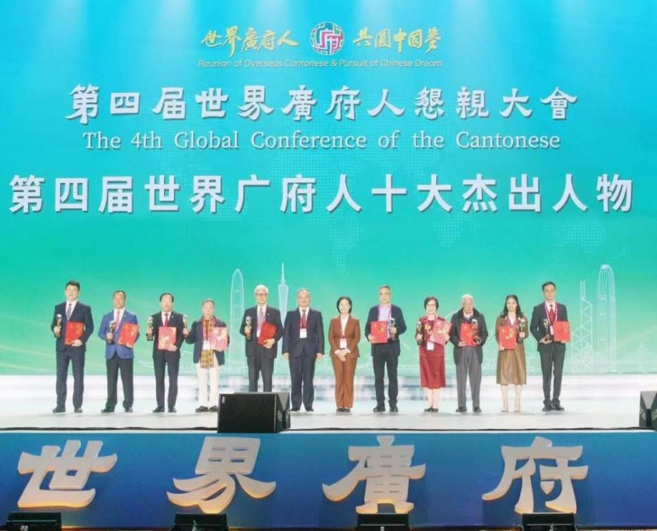 黄建华上台受奖(右三).png 黄建华上台受奖(右三).png