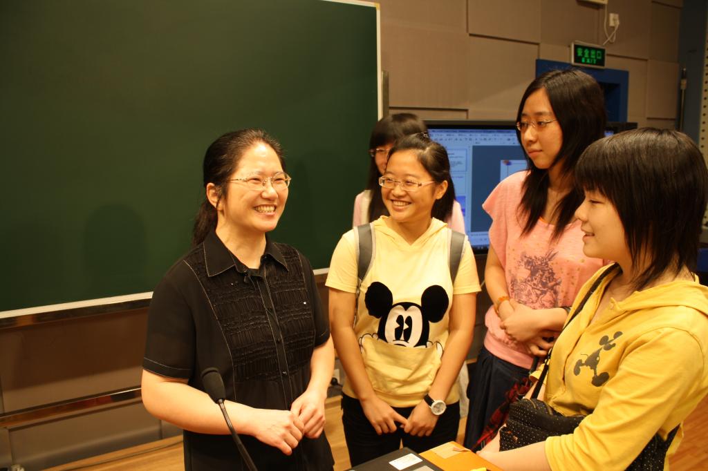 05 教育部教学名师王桂珍教授在课堂上.jpg 05 教育部教学名师王桂珍教授在课堂上.jpg