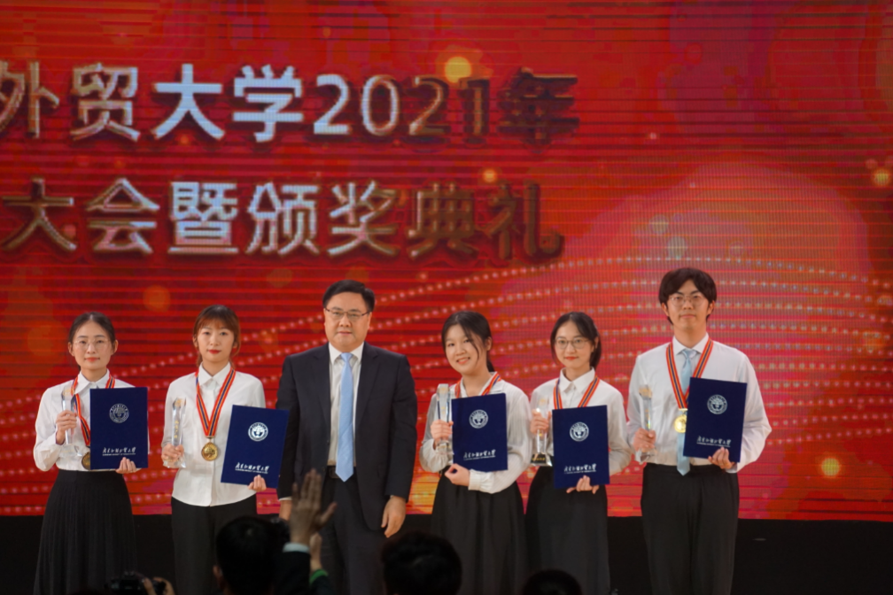 图为凤鸣岭南“校长奖章”颁奖现场,右一为薛海威.png