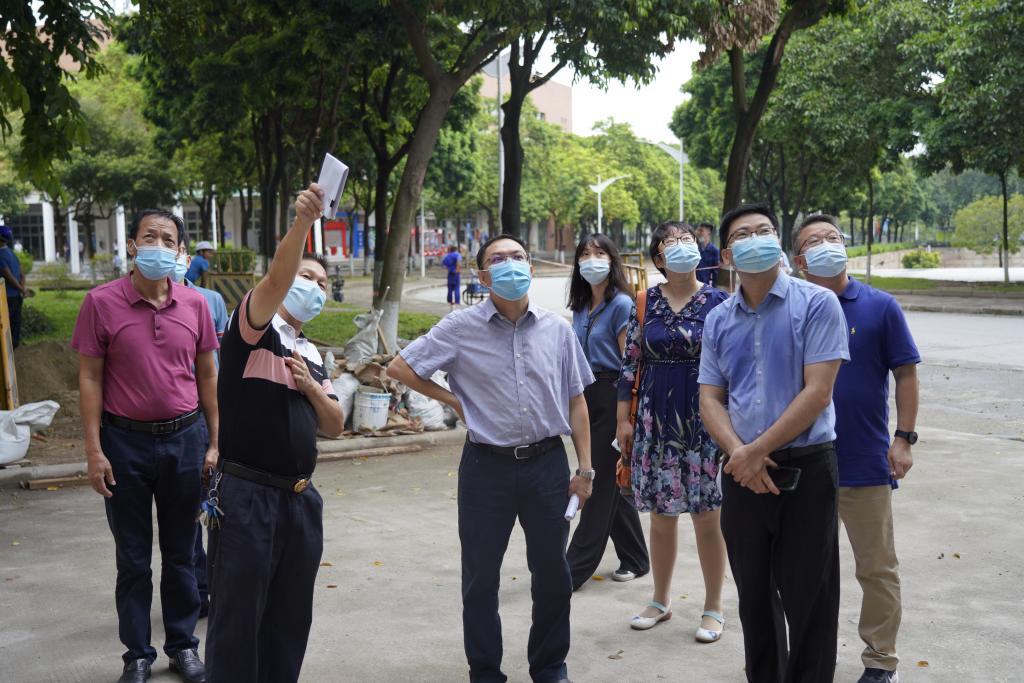 刘海春副校长带队检查学生宿舍楼.JPG 刘海春副校长带队检查学生宿舍楼.JPG