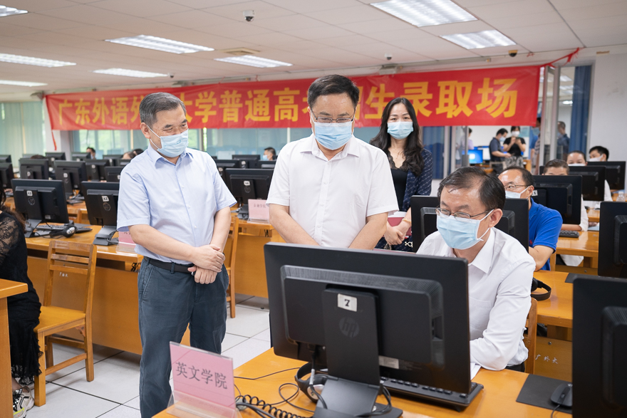 石佑启书记视察录取现场-12.jpg