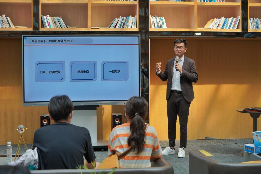 师兄与同学们交流与分享.jpg 师兄与同学们交流与分享.jpg