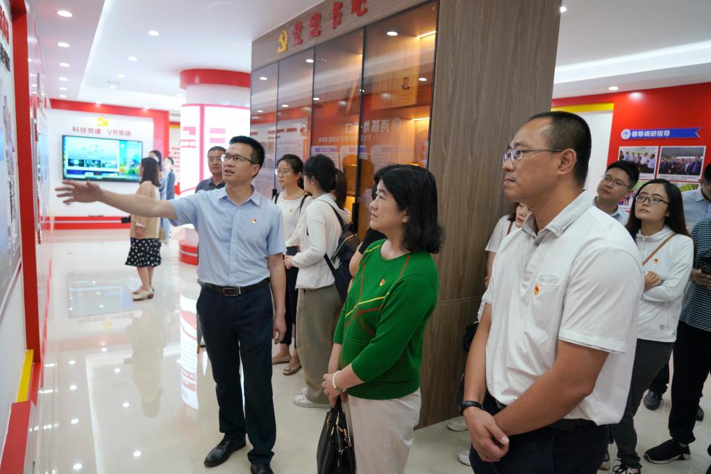 参观党建基地.JPG 参观党建基地.JPG