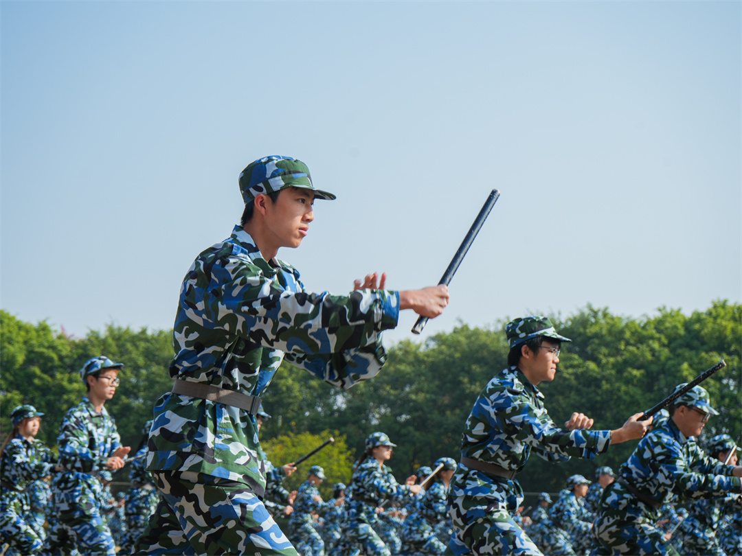 警棍操人物特写.jpg