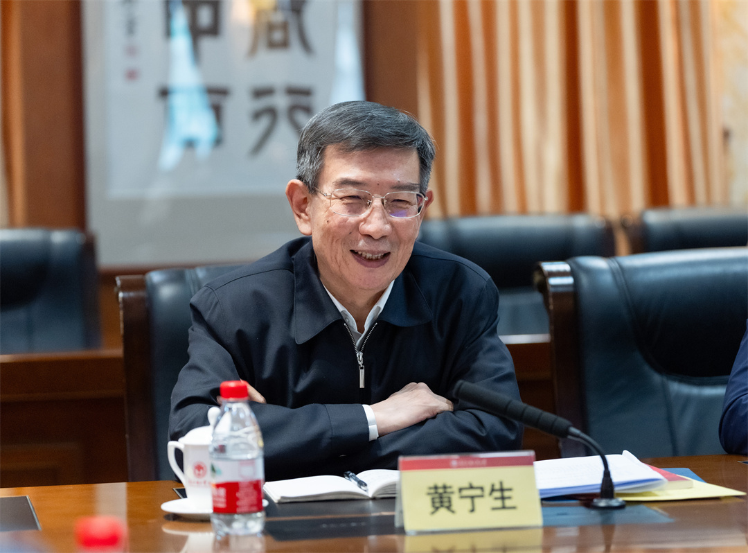 黄宁生讲话.jpg 黄宁生讲话.jpg