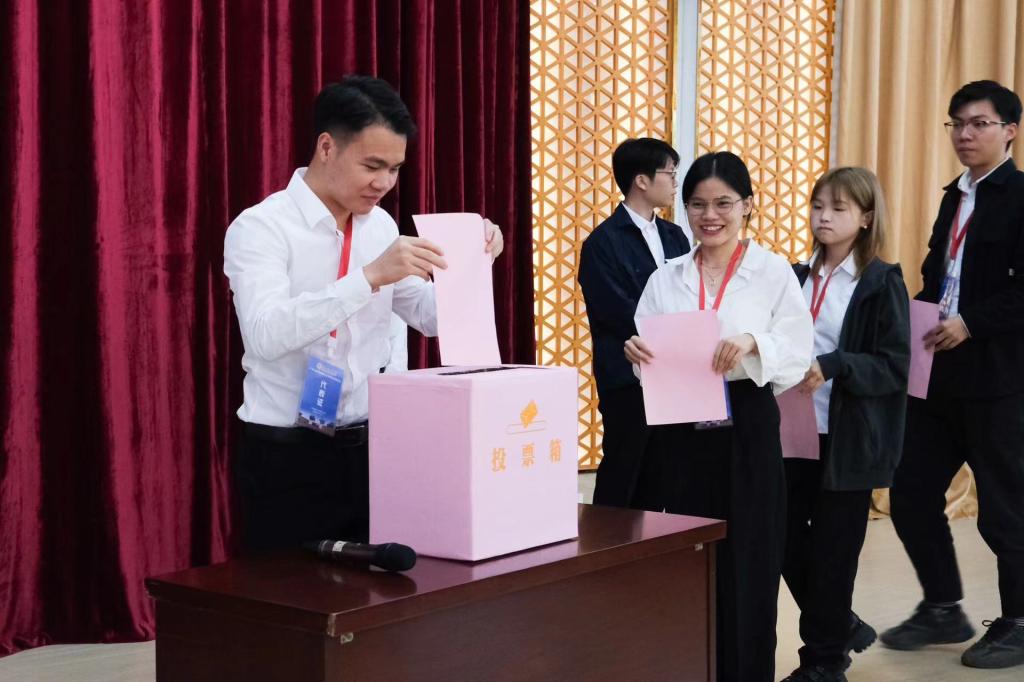 投票现场.jpg