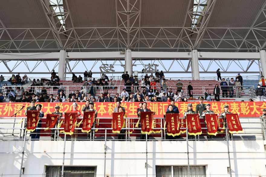 获奖代表上台领奖.jpg