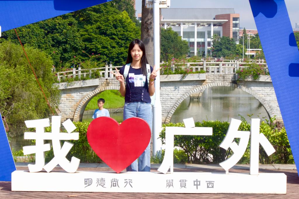 学生在学校合影纪念.jpg