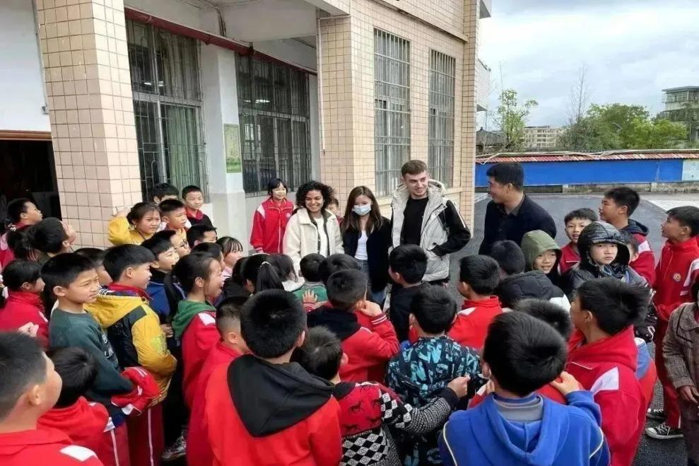 留学生在桂头镇中心小学.png
