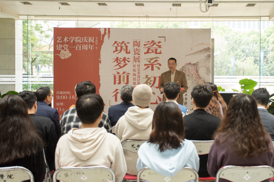 卢海清主持会议 (1).jpg