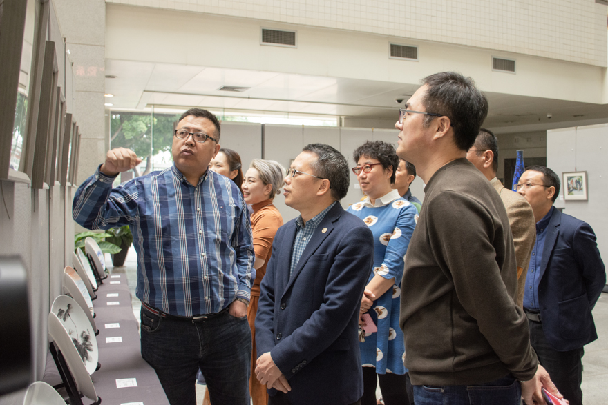 与会领导观展.jpg