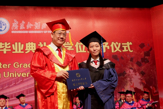 硕士毕业生与仲伟合校长合照 硕士毕业生与仲伟合校长合照