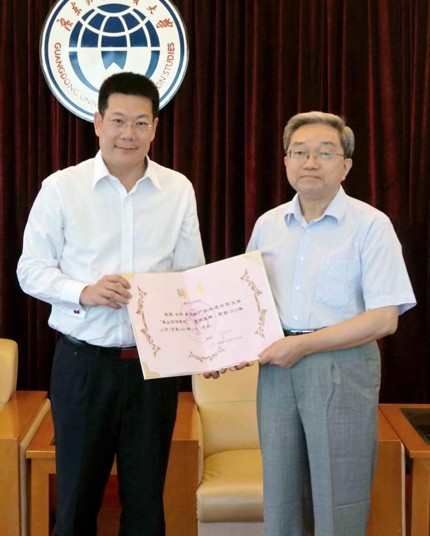 校长仲伟合为栾栋教授颁发聘书 校长仲伟合为栾栋教授颁发聘书