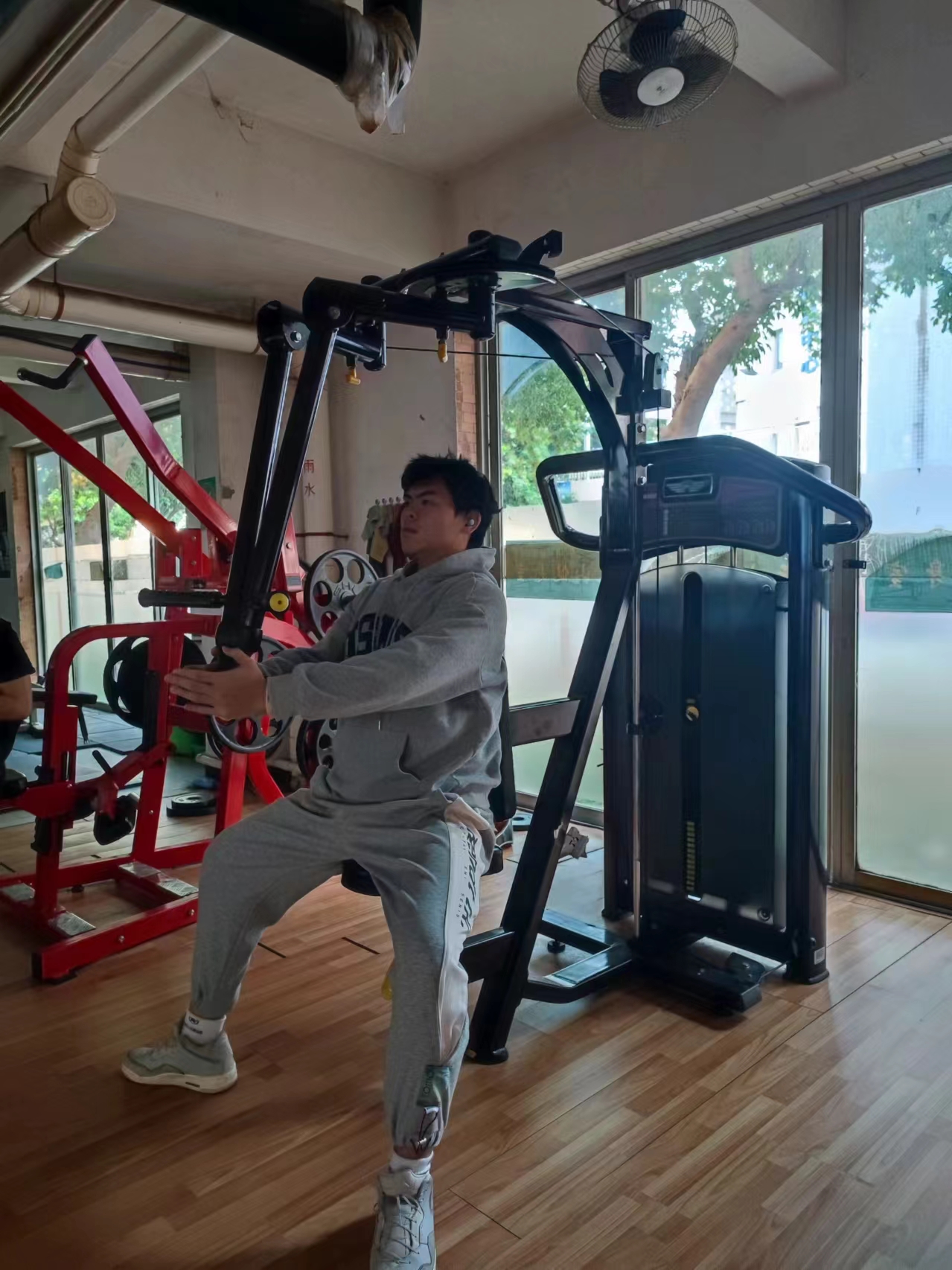 吴健昊在健身房锻炼.jpg