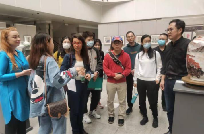 外教们参观陶瓷展.jpeg
