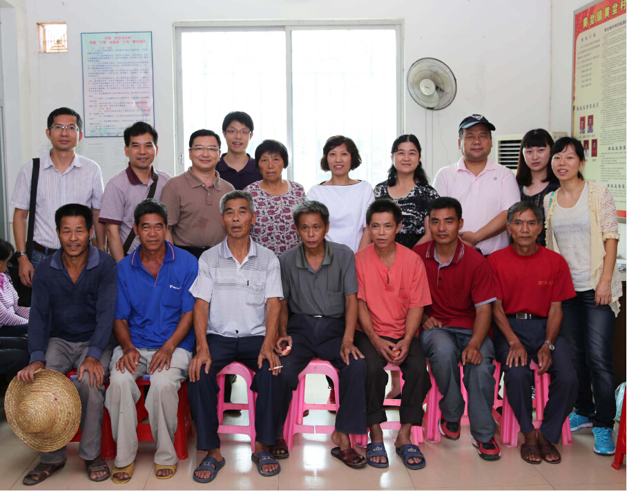 扶贫慰问第三组成员与帮扶户合影 扶贫慰问第三组成员与帮扶户合影