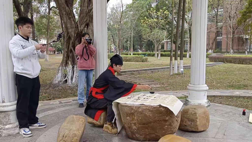 “古数华典”团队在拍摄外景.png