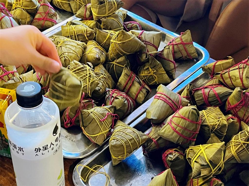 班导们准备端午节的粽子.jpg