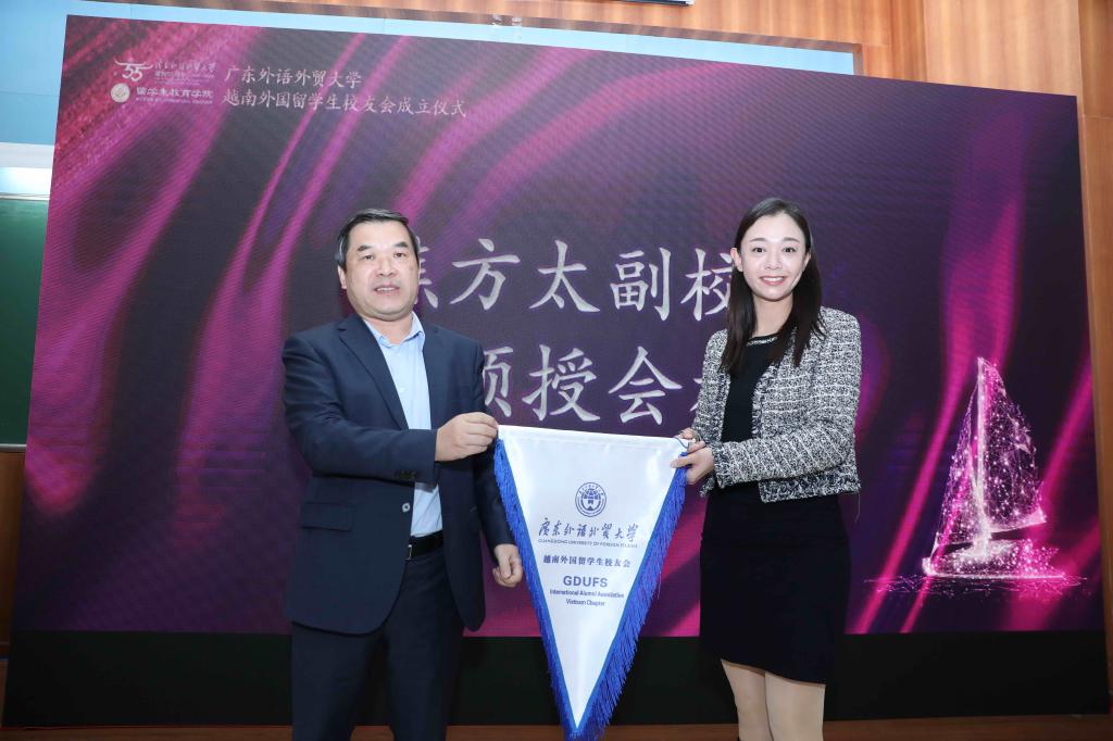 03焦方太向越南外国留学生校友会代表授旗 - 副本.JPG