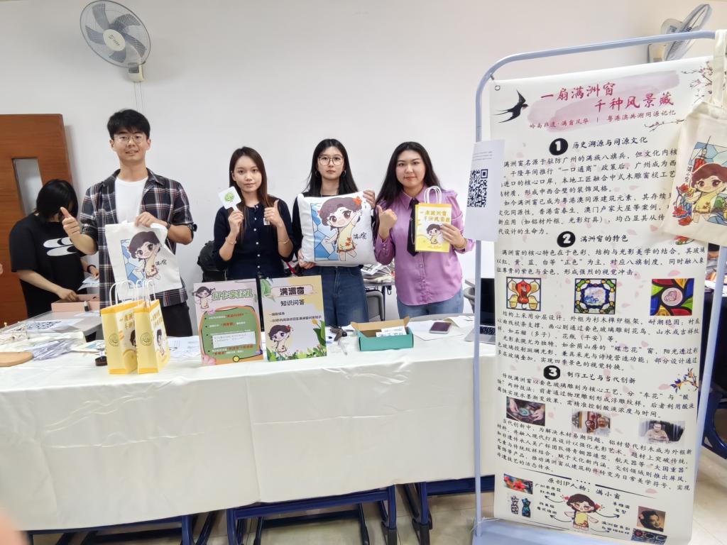港教大学生向广外学生展示文化互动作品2.png