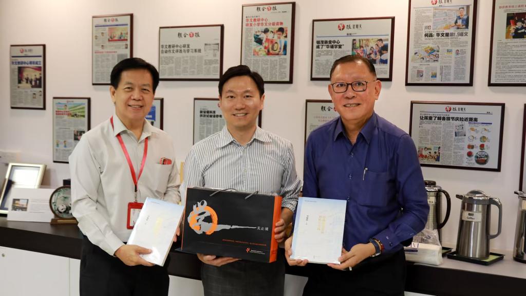 峻岭教授(中)与符传丰院长(右)、张龙晋副院长(左)互赠礼物.jpg