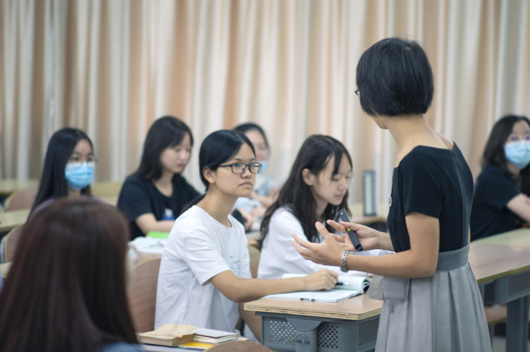 老师在上课.jpg